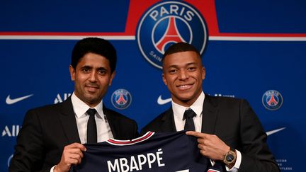 Kylian Mbappé et Nasser Al-Khelaïfi en conférence de presse, le 23 mai 2022. (FRANCK FIFE / AFP)