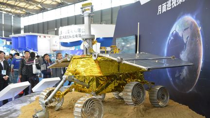 Le Lapin de jade, v&eacute;hicule que les autorit&eacute;s chinoises s'appr&ecirc;tent &agrave; envoyer sur la Lune, phiotographi&eacute; ici lors d'une exposition scientifique &agrave; Shangha&iuml; (Chine), le 5 novembre 2013. (PETER PARKS / AFP)