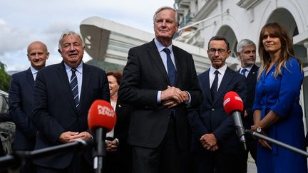 Le nouveau Premier ministre, Michel Barnier, entouré de figures des Républicains, dont Gérard Larcher, Bruno Retailleau et Laurent Wauquiez, le 12 septembre 2024, à Annecy (Haute-Savoie), à l'occasion de la rentrée parlementaire du parti de droite. (JEFF PACHOUD / AFP)