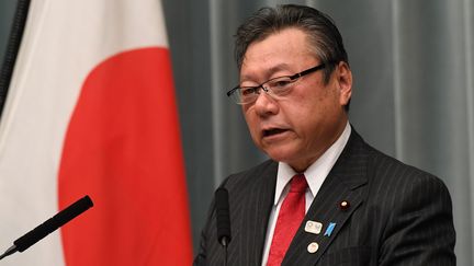 Le ministre japonais chargé de la cyber-sécurité Yoshitaka Sakurada lors d'une conférence de presse à Tokyo, le 2 octobre 2018. (TOSHIFUMI KITAMURA / AFP)