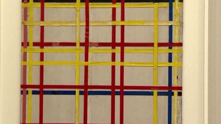 Un tableau de Mondrian, "New York City 1", est accroché depuis 77 ans dans le mauvais sens. (FRANCE 2)