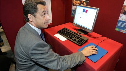 Nicolas Sarkozy, alors ministre de l'Int&eacute;rieur,&nbsp;au si&egrave;ge de l'UMP &agrave; Paris, le 11 janvier 2006. (CHARLES PLATIAU / REUTERS)