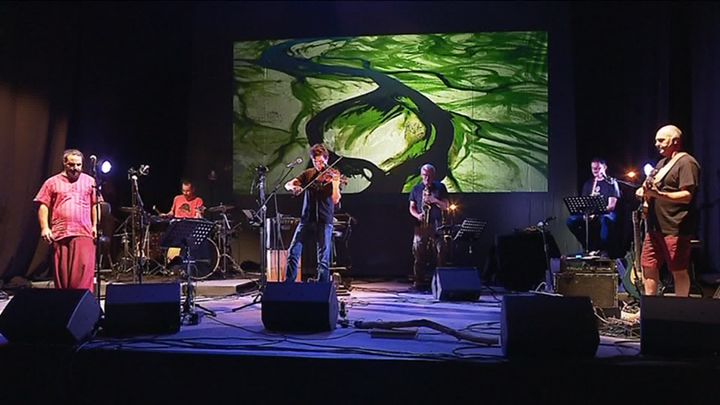 De gauche à droite : Mounir Troudi (Voix) -&nbsp;Olivier Génin(Batterie)&nbsp;-&nbsp;Yann-Gaël Poncet&nbsp; (violon, voix, machines) - Philippe Gilbert (Saxophone, machines) - un instrumentiste -&nbsp;Jean-Paul Hervé (guitare/Basse)&nbsp; (Y. Glo  / France Télévisions)