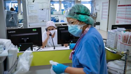 Dans un&nbsp;service de soins intensifs d'un hôpital de Barcelone, le 19 janvier 2022. (JOSEP LAGO / AFP)