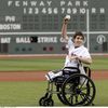 Jeff Bauman, survivant des attentats du marathon de Boston (Etats-Unis), invit&eacute; d'honneur d'un match de baseball, le 28 mai 2013. (ELISA AMENDOLA / AP / SIPA)