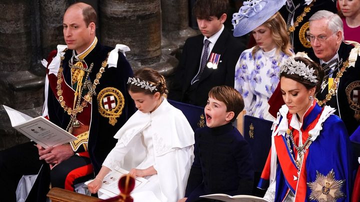 Le prince Louis pendant la cérémonie religieuse du couronnement du roi Charles III, son grand-père, le 6 mai 2023, dans l'abbaye de Westminster, à Londres (Royaume-Uni). (YUI MOK / POOL / AFP)