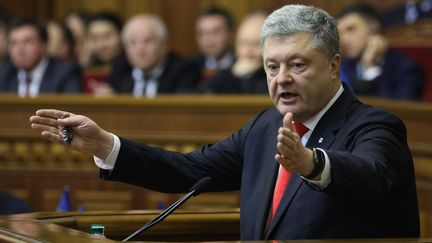 Le président ukrainien Petro Porochenko, devant le parlement, à Kiev, le 26 novembre 2018. (MIKHAIL PALINCHAK / UKRAINIAN PRESIDENTIAL PRESS OFFICE / AFP)