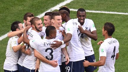 Les Bleus c&eacute;l&egrave;brent leur deuxi&egrave;me but contre le Nigeria, lors des huiti&egrave;mes de finale de la Coupe du monde, &agrave; Brasilia (Br&eacute;sil), le 30 juin 2014. (EVARISTO SA / AFP)