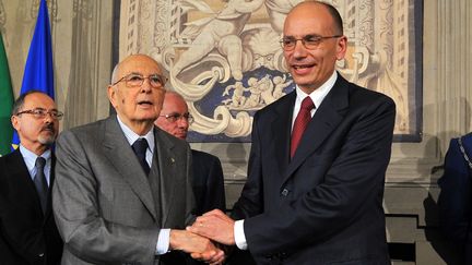 Enrico&nbsp;Letta (D), futur chef du gouvernement italien et le pr&eacute;sident italien&nbsp;Giorgio Napolitano, le 27 avril 2013 &agrave; Rome.&nbsp; (TIZIANA FABI / AFP)