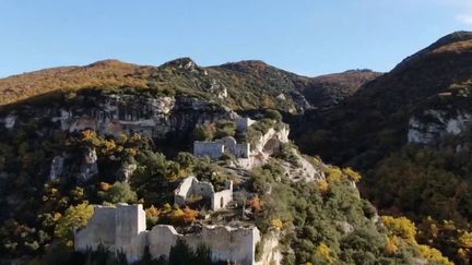 Direction le nord du Luberon (Vaucluse), où se trouve le fort de Buoux. En haut des falaises de ce massif, une ancienne citadelle perchée avec son château servait autrefois de refuge pour les chevaliers et les soldats. Des siècles plus tard, elle accueille des sportifs de haut niveau ou des artistes. (france 3)