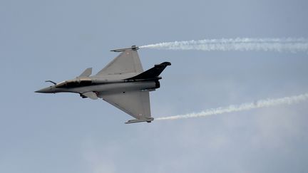 Un avion Rafale français vendu à l'Inde en 2016, ici photographié en février 2017. (MANJUNATH KIRAN / AFP)