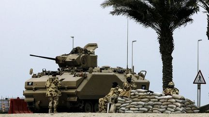 L'Arabie Saoudite dépêche un millier de soldats pour soutenir le régime et les Emirats arabes unis 500 policiers. Ces deux pays font partie des troupes de la force commune du Conseil de coopération du Golfe avec Oman, le Koweït, le Qatar et Bahreïn.
 
 (REUTERS / Hamad I Mohammed)