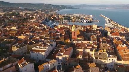 À Saint-Tropez, dans le Var, la place des Lices, est un lieu emblématique pour la pétanque. Typiquement provençale, elle accueille aussi un marché deux fois par semaine.