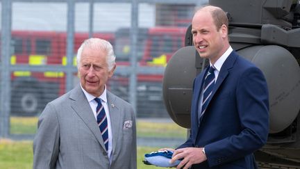 Le roi Charles III et le prince William à Stockbridge, au Royaume-Uni, le 13 mai 2024. (ANADOLU / AFP)