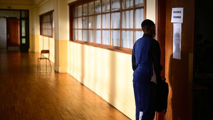 Un lycéen dans un couloir lors de l'épreuve de philosophie du bac, le 17 juin 2021, à Paris.&nbsp; (MARTIN BUREAU / AFP)