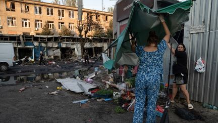 Des femmes s'activent sur le marché visé par une frappe russe à Kostyantynivka (Ukraine), le 6 septembre 2023. (POLINA MELNYK / AFP)