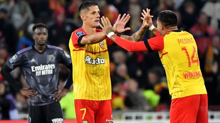 La joie des Lensois Florian Sotoca, buteur contre Lyon à l'occasion de la 9e journée de Ligue 1, et Facundo Medina, le 2 octobre 2022. (FRANCOIS LO PRESTI / AFP)