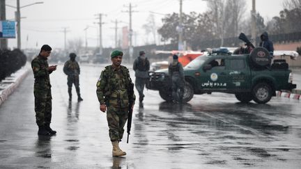 Des membres des forces de sécurité afghanes montent la garde près d'une base militaire, à Kaboul, le 29 janvier 2018. (WAKIL KOHSAR / AFP)