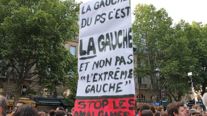 Une pancarte aper&ccedil;ue au rassemblement place Saint-Michel &agrave; Paris (JELENA PRTORIC / FRANCETV INFO)