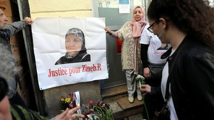 Des personnes rendent hommage à&nbsp;Zineb Redouane à Marseille, le 2 mars 2019. (MAXPPP)