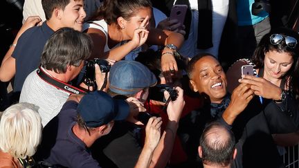 L'acteur américain&nbsp;Will Smith prend un selfie lors du Festival de Cannes, le 23 mai 2017. (LAURENT EMMANUEL / AFP)