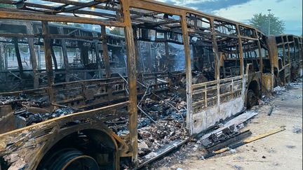 Le terminus de bus du Fort d’Aubervilliers (93) a été incendié cette nuit, une dizaine de véhicules sont détruits. (WILLIAM DE LESSEUX / RADIOFRANCE)