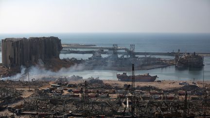 Le port de Beyrouth (Liban) totalement détruit après les deux violentes explosions du 4 août 2020. (PATRICK BAZ / AFP)