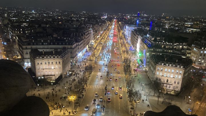 Vue sur les Champs-Elysées depuis l'Arc de Triomphe lors de la balade contée proposée par le Centre des Monuments Nationaux (CMN). (INGRID POHU / RADIOFRANCE)