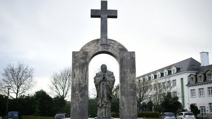 La statue de Jean-Paul II, à Ploërmel (Morbihan), le 5 janvier 2016. (DAMIEN MEYER / AFP)