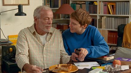 Sandra (Léa Seydoux) aux petits soins avec&nbsp;Georg (Pascal Greggory), son père, qui lutte contre une maladie dégénérative dans le film "Un Beau Matin" de Mia Hansen-Løve. (Les Films Pelleas)