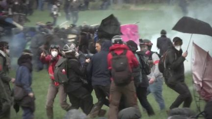 Les familles des deux manifestants grièvement blessés dans les affrontements de Sainte-Soline (Deux-Sèvres) ont porté plainte contre X pour tentative de meurtre et entrave volontaire à l'arrivée des secours, mercredi 29 mars. Le pronostic vital des deux militants est engagé. (FRANCEINFO)