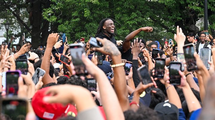 L'influenceur Kai Cenat au milieu de la foule, le 4 août 2023 à New York (Etats-Unis). (ALEXI J. ROSENFELD / GETTY IMAGES NORTH AMERICA / AFP)