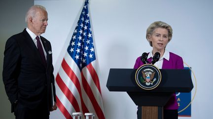 Le président américain, Joe Biden, et la présidente de la Commission européenne, Ursula von der Leyen, lors d'un point presse au sommet du G20 à Rome (Italie), le 31 octobre 2021.&nbsp; (BRENDAN SMIALOWSKI / AFP)