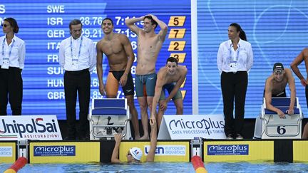 Hadrien Salvan, Enzo Tesic, Roman Fuchs et Wissam-Amazigh Yebba pour la France célèbrent la médaille de bronze de la finale du relais 4X200 m nage libre masculin lors des Championnats d'Europe de natation à Rome, le 11 août 2022, au complexe de natation Foro Italico. (KEMPINAIRE STEPHANE / KMSP)