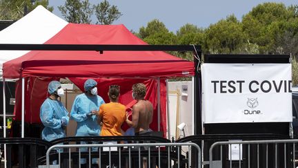 Une tente pourles tests installée à la Grande motte dans l'Hérault, le 29 juillet 2021.&nbsp; (GUILLAUME BONNEFONT / MAXPPP)