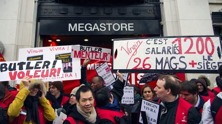 Des salari&eacute;s de Virgin Megastore manifestent devant le magasin des Champs-Elys&eacute;es, &agrave; Paris, le 29 janvier 2013. (LIONEL BONAVENTURE / AFP)