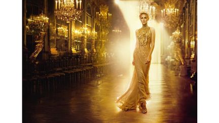 Charlize Theron dans la Galerie des Glaces au Château de Versailles, 2011
	 
 (Patrick Demarchelier)