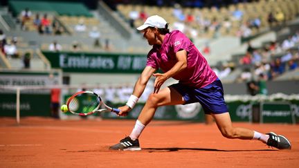 Dominic Thiem, malmené sur le court Philippe-Chatrier lors du 1er tour de Roland-Garros 2021. (MARTIN BUREAU / AFP)