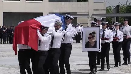 Jeudi 25 mai, à Roubaix (Nord), Emmanuel Macron a rendu hommage aux trois jeunes policiers tués en intervention. Ils étaient âgés de 24 à 25 ans. (FRANCEINFO)