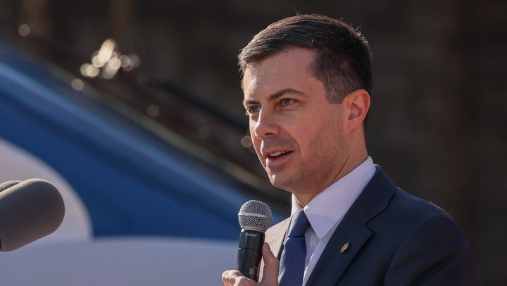 Le secrétaire aux Transports, Pete Buttigieg, s'exprime dans une gare à Baltimore, le 30 janvier 2023. (UPI / NEWSCOM / SIPA)