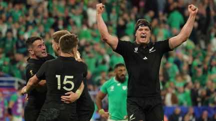 Scott Barrett et les All Blacks tout heureux après avoir éliminé les Irlandais de Bundee Aki, lors du quart de finale de la Coupe du monde, le 14 octobre 2023 au Stade de France. (TERESA SUAREZ / EPA)