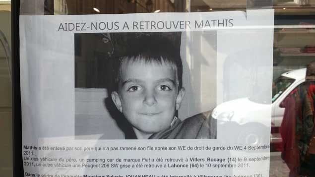 &nbsp; (Un avis de recherche de Mathis sur une vitrine d'un magasin de Caen © Radio France, Elodie Guéguen)