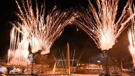 La place de la Concorde s'embrase avec des feux d'artifice à la fin de la cérémonie d'ouverture des Jeux paralympiques.