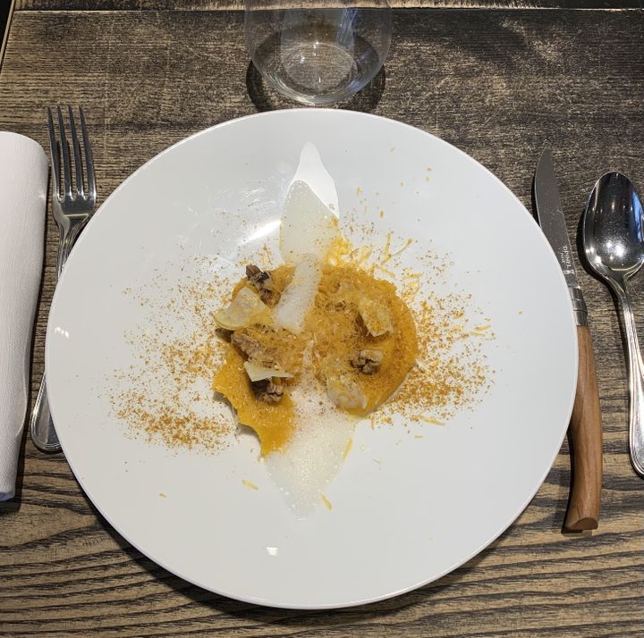 Purée de courge du Japon, émulsion infusées au lard, et jaune d'œuf curry pour ce plat du chef Sylvain Sendra. (RF / BERNARD THOMASSON)