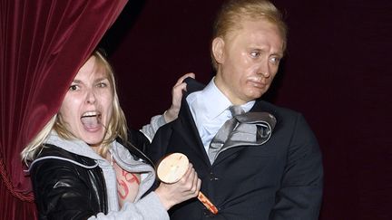 Une Femen enfonce un pieu dans la statue de Vladimir Poutine au musée Grévin, le 5 juin 2014.
 (Eric Feferberg / AFP)