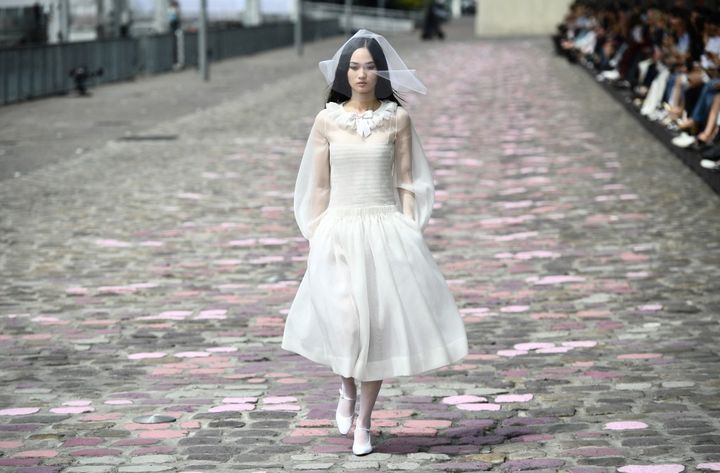 Un mannequin présente une création Chanel lors de la semaine de la haute couture automne/hiver 2023/24 à Paris, le 4 juillet 2023. (CHRISTOPHE ARCHAMBAULT / AFP)