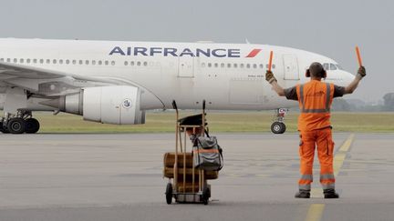 Un avion de la compagnie Air France, le 9 juin 2014 &agrave; Lille (Nord).&nbsp; (DENIS CHARLET / AFP)