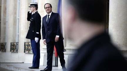 Le pr&eacute;sident Fran&ccedil;ois Hollande sur le perron de l'Elys&eacute;e, le 2 mars 2015. (  MAXPPP)