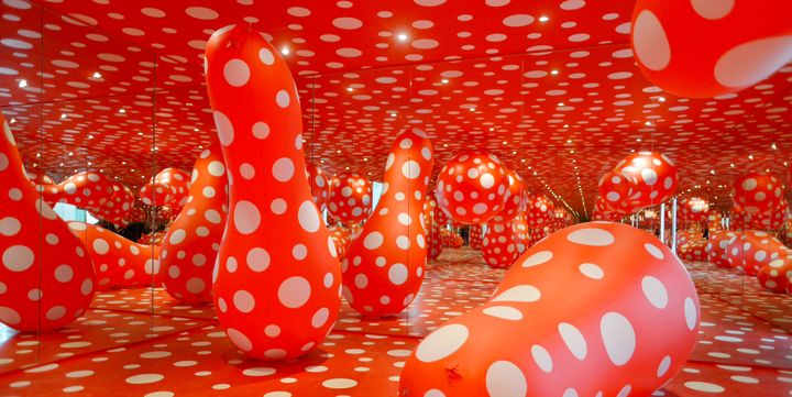 "Dots obsession (Infinited mirrored room)", 1998, Yayoi Kusama
 (Michel Monteaux)