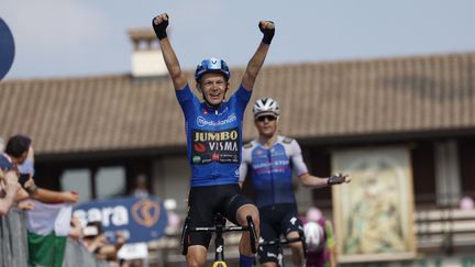 Koen Bouwman célèbre sa victoire sur la 19e étape du Giro, vendredi 27 mai 2022. (LUCA BETTINI / AFP)